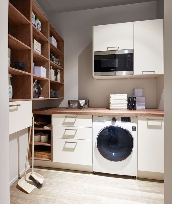 Hauswirtschaftsraum mit Waschmaschine und Mikrowelle