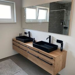 Badezimmer Holz und schwarz