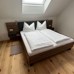 Bett aus dunklem Holz