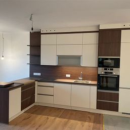 Küche weiß mit Holz