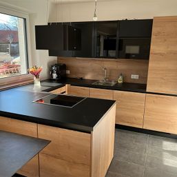 Holz Küche mit schwarzer Arbeitsplatte